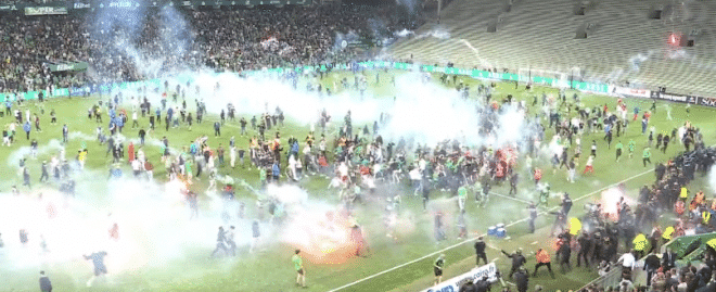 Saint-Etienne – Auxerre : le terrain retourné après la colère des supporters