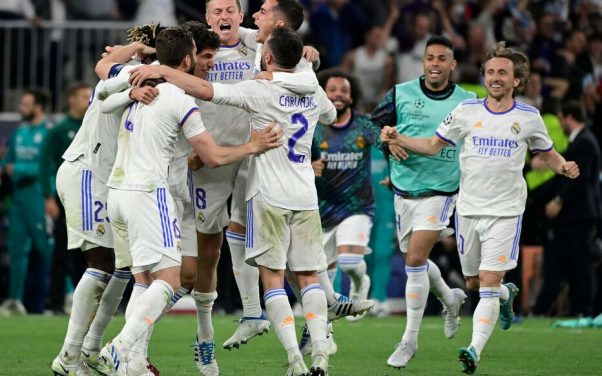 Real Madrid's German midfielder Toni Kroos (C) and teammates celebrate at the end of the UEFA Champions League semi-final second leg football match between Real Madrid CF and Manchester City at the Santiago Bernabeu stadium in Madrid on May 4, 2022. (Photo by JAVIER SORIANO / AFP)