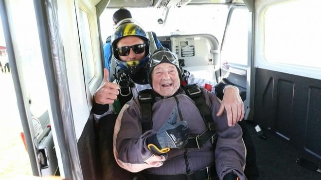Une suédoise de 103 ans décroche le record du monde de saut en parachute
