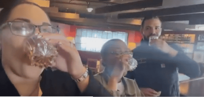 Drake retrouve des fans dans un bar et partage des shots de Tequila