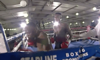 Un combat de boxe s'arrête à cause d'un boxeur qui affronte un rival fantôme