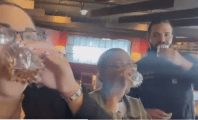Drake retrouve des fans dans un bar et partage des shots de Tequila