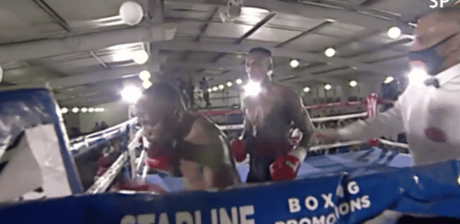 Un combat de boxe s’arrête à cause d’un boxeur qui affronte un rival fantôme