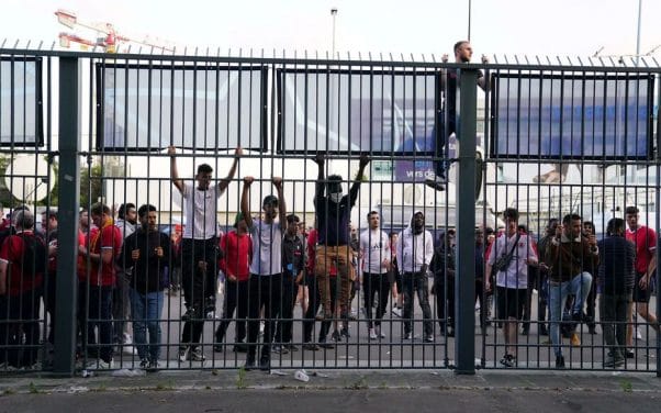 ©Adam Davy/Press Association Images - People try to climb gates outside the ground as the kick off is delayed during the UEFA Champions League Final at the Stade de France, Paris. Picture date: Saturday May 28, 2022. *** FRANCE ONLY ***