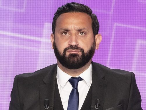 Exclusif - Cyril Hanouna - C. Hanouna prÈsente l'Èmission "1 Jeune 1 Solution" en direct sur C8 avec comme invitÈe principale E. Borne (ministre du travail) le 21 mai 2021. LíÈmission, qui reprend le nom du plan gouvernemental lancÈ au mois de juillet 2020, entend trouver des solutions pour aider les jeunes aux prises avec des Ètudes perturbÈes, des petits boulots suspendus, et des opportunitÈs díemploi plus limitÈes. © Jack Tribeca/Bestimage