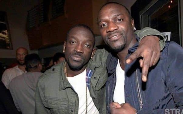 Akon aurait-il trahi ses fans en utilisant son frère jumeau ?