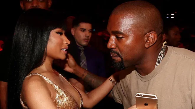 Nicki Minaj termine Kanye West en plein concert : « je ne traîne pas avec les clowns »