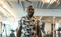 Francis Ngannou de retour à l'entraînement : il dévoile sa cicatrice au genou