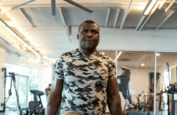 Francis Ngannou de retour à l’entraînement : il dévoile sa cicatrice au genou