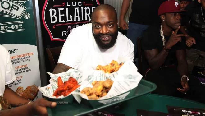 Rick Ross dans la tourmente : il est accusé d’exploiter les employés de ses restaurants