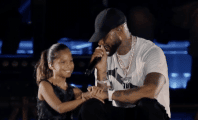 Booba invite Luna sur la scène du Stade de France pour interpréter « Petite Fille »