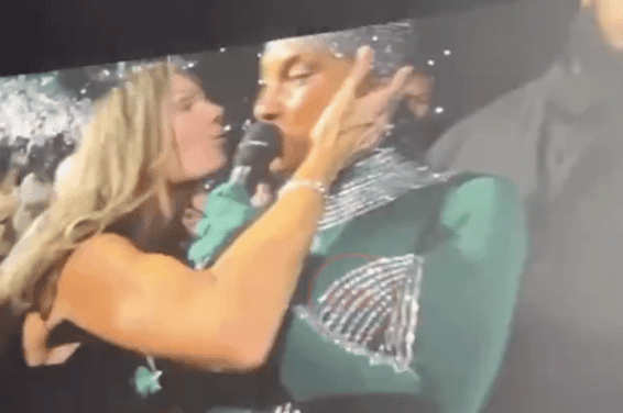 Alicia Keys pousse un coup de gueule après avoir été embrassée par une fan