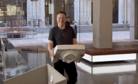 Elon Musk débarque au siège de Twitter avec un lavabo dans les mains