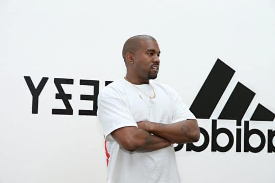 Après ses propos polémiques, Kanye West perd son contrat avec Adidas