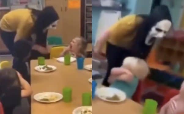 Une employée de crèche munie d’un masque de SCREAM terrifie des enfants