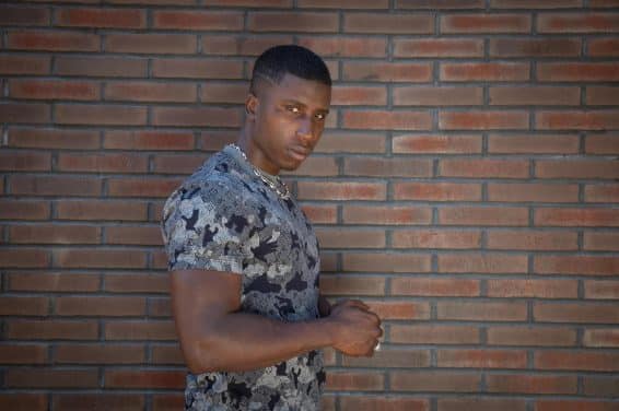 Musique Plaisir (78), le 22 juillet 2020 Portrait de Bosh, rappeur français originaire de Plaisir, dans les Yvelines (78). Il est également acteur dans la série web Dans le kartier, puis dans Validé sur Canal +. Ici dans le quartier du quartier du Valibout où il a grandi. Photo LP / Fred Dugit