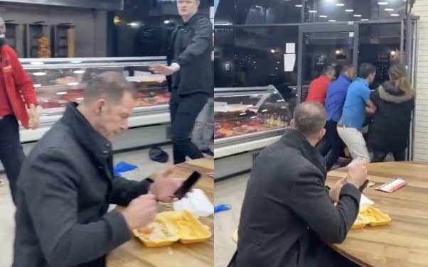 Un homme assiste à une bagarre et préfère finir son kebab