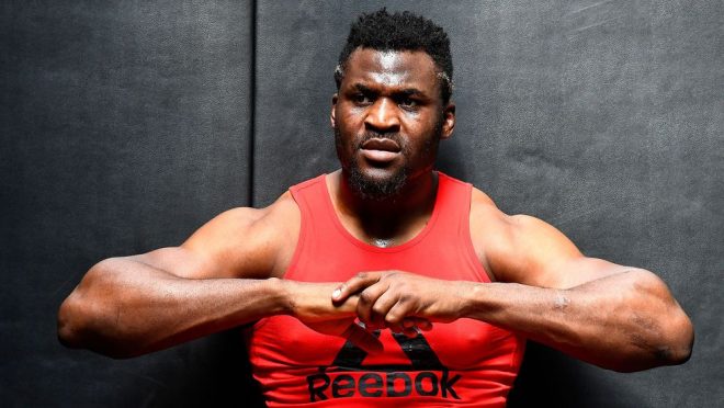 Francis Ngannou se livre sur son salaire à tomber par terre à l’UFC