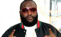 Rick Ross se retrouve face à son admiratrice harceleuse en pleine interview