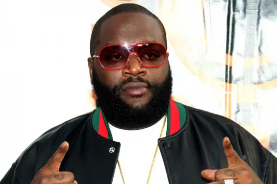 Rick Ross se retrouve face à son admiratrice harceleuse en pleine interview