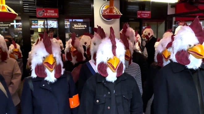 Des militants déguisés en poulet envahissent un Burger King parisien