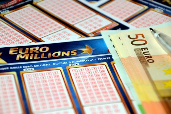 Euromillions : après avoir parié ensemble, 165 habitants remportent le jackpot de 143 millions