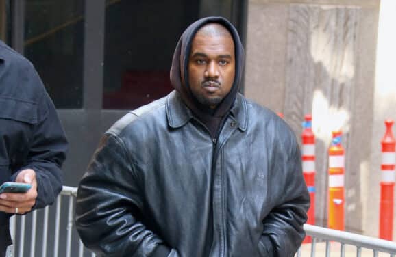 Kanye West arriving to the Balenciaga Spring 2023 fashion show at New York Stock Exchange in New York City, NY, USA on May 22, 2022. Photo by Dylan Travis/ABACAPRESS.COM Candid Pap Planque | 811070_052 New York City Etats-Unis United States