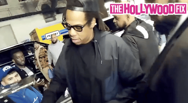 Jay-Z refuse un autographe à un fan qui lui présente un faux vinyle