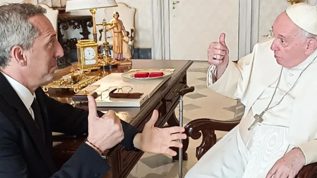 Gad Elmaleh a pu échanger avec le pape François sur son film et la Coupe du monde