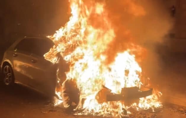 Des voitures en feu lors d'une manifestation sauvage à Paris