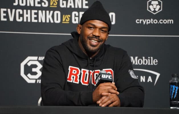 Jon Jones effraie ses fans en postant d'étranges messages sur Twitter