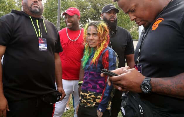 6ix9ine agressé : son garde du corps veut défier les responsables