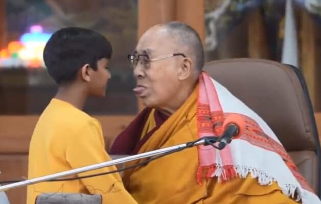 Le Dalaï-Lama regrette d'avoir demandé à un garçon de lui « sucer la langue »