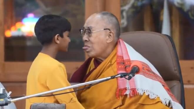 Le Dalaï-Lama regrette d’avoir demandé à un garçon de lui « sucer la langue »