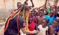 6ix9ine poursuivi en justice par sa Banque, il distribue de l'argent en Ouganda