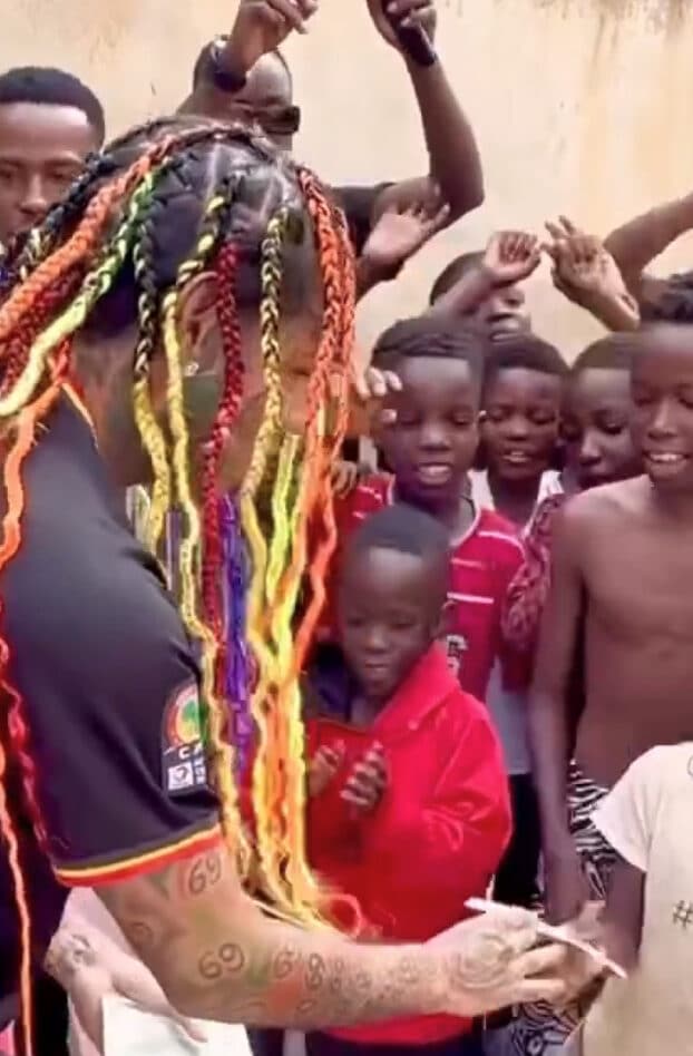 6ix9ine poursuivi en justice par sa Banque, il distribue de l'argent en Ouganda
