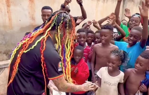 6ix9ine poursuivi en justice par sa Banque, il distribue de l'argent en Ouganda