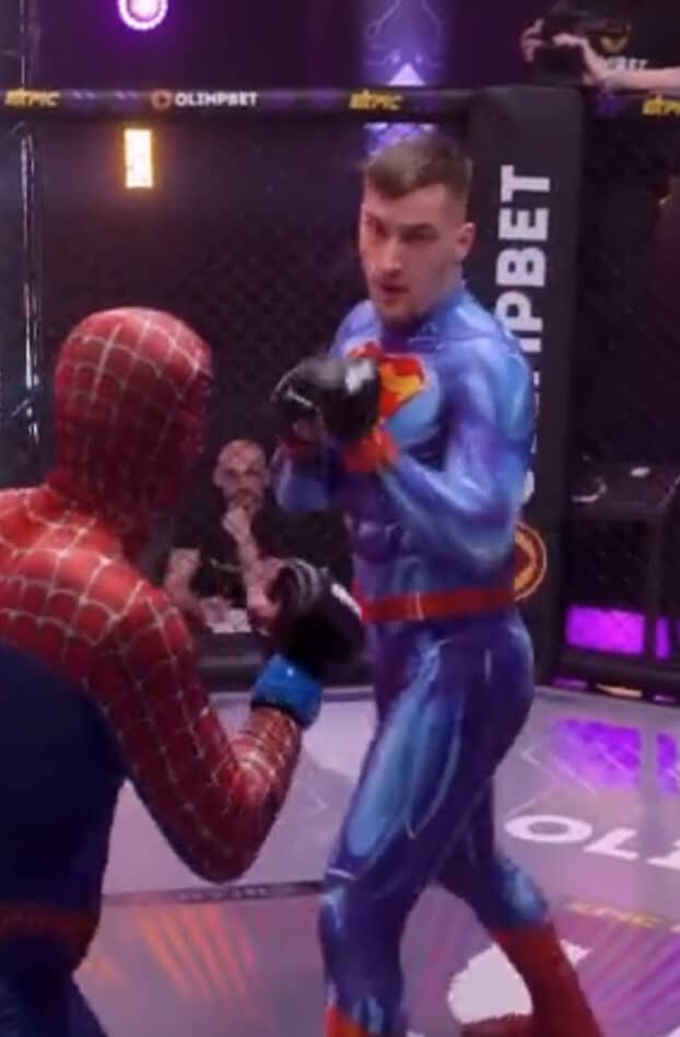 Russie : Un combat de MMA oppose Spider-Man et Superman