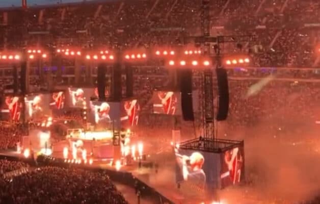 Soprano apporte son soutien aux grévistes lors de son concert au Stade de France