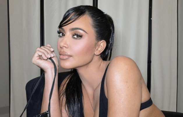 Kim Kardashian devient la risée de la Toile en pleine Fashion Week