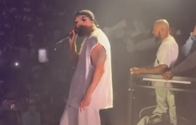 Drake touché par un téléphone lancé par un fan en plein concert