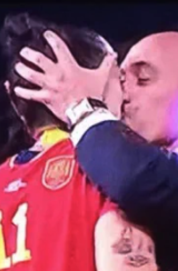 Coupe du monde : le président de la fédération espagnole embrasse une joueuse malgré elle