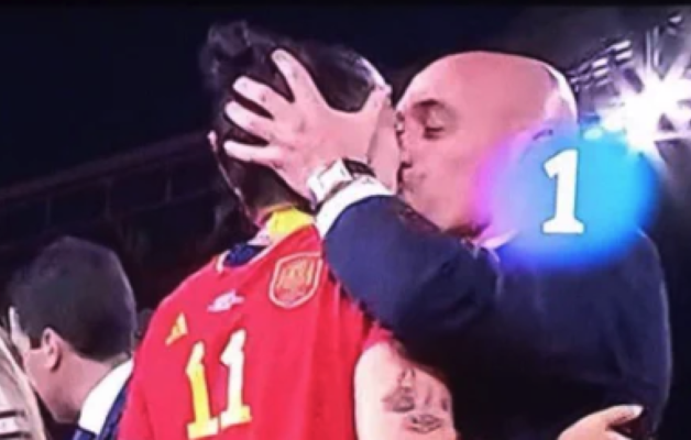 Coupe du monde : le président de la fédération espagnole embrasse une joueuse malgré elle