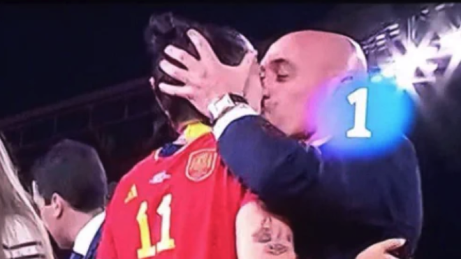 Coupe du monde : le président de la fédération espagnole embrasse une joueuse malgré elle