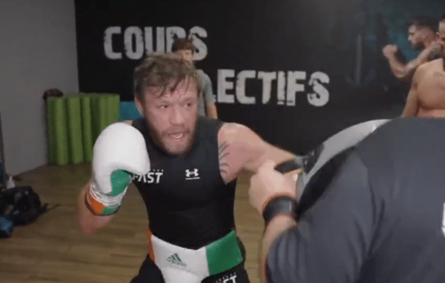 Conor McGregor s'entraîne pour son combat dans un Fitnesspark de Cannes