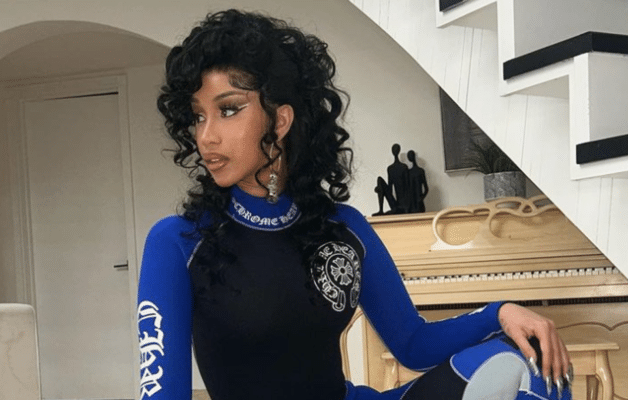 Cardi B : le micro jeté sur une fan a été vendu à une somme astronomique