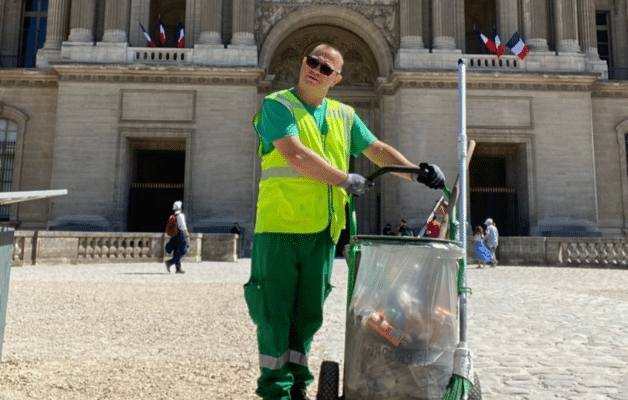 Un éboueur marche de Paris à Marseille pour ramasser les déchets