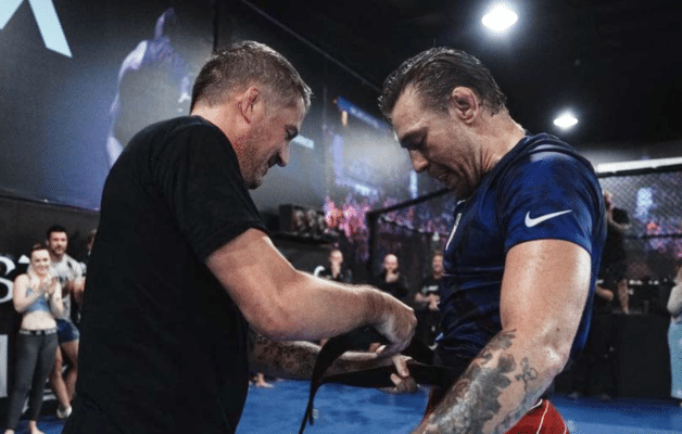 Conor McGregor reçoit sa ceinture noire de Jiu-Jitsu Brésilien