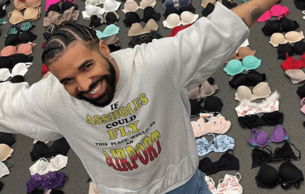 Drake révèle sa collection de soutiens-gorge qu'il a reçu pendant sa tournée actuelle