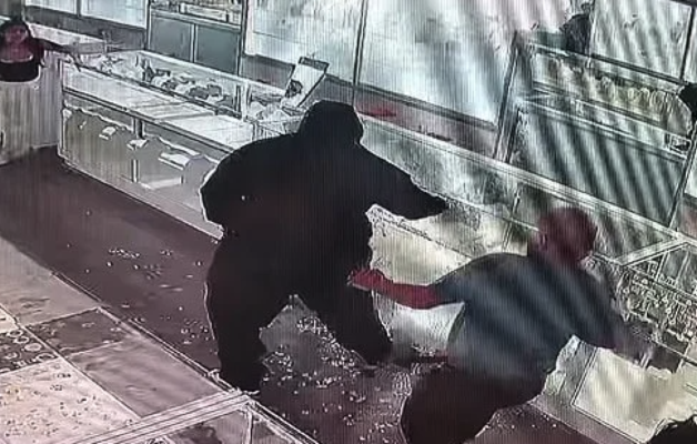 Californie : Des employés d'un magasin chassent un cambrioleur